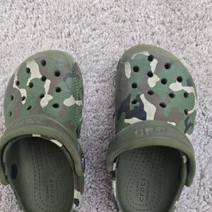 CROCS Kids Clog in Green Camo Print